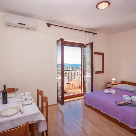 Πανσιόν Family & Mikelin Primošten