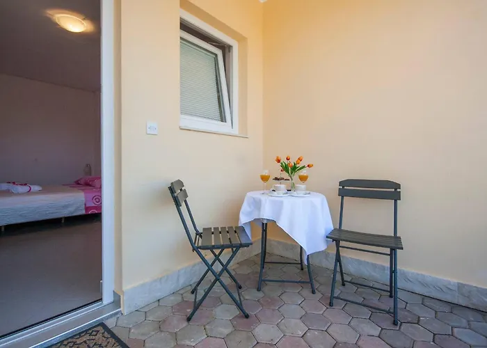 & Mikelin Guest house