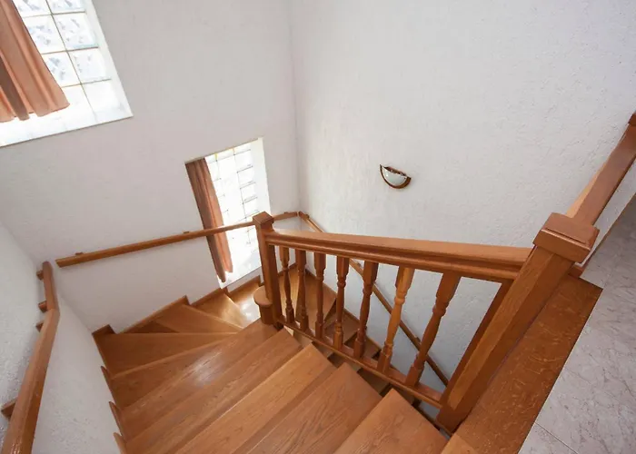 & Mikelin Guest house